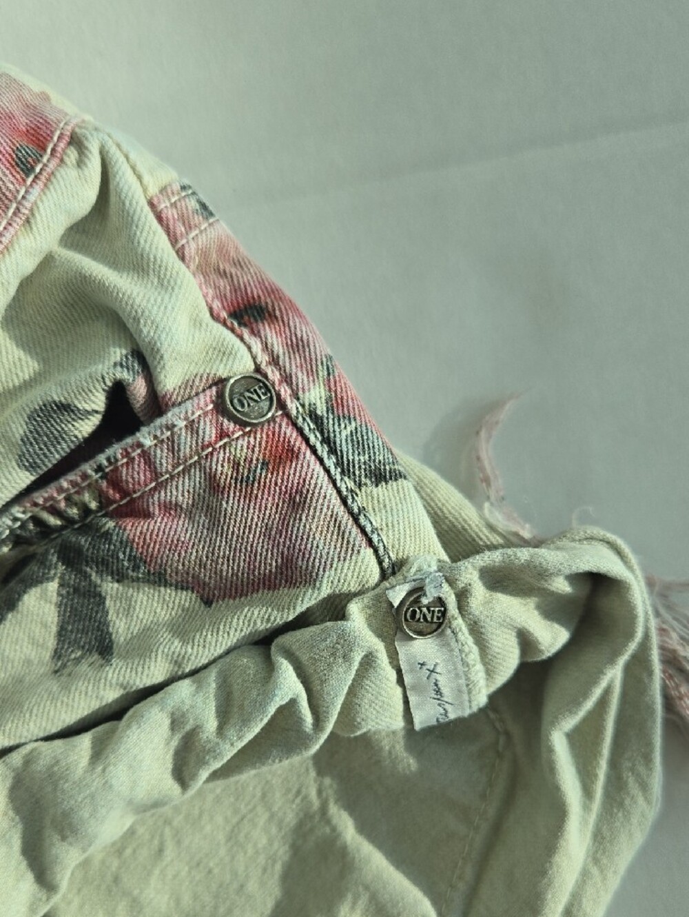 One Teaspoon Cream Floral Distressed Jean Shorts SIZE 22 - Picture 3 of 5